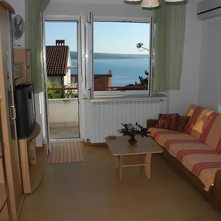 Sandra Kat Near Sea And Apartment